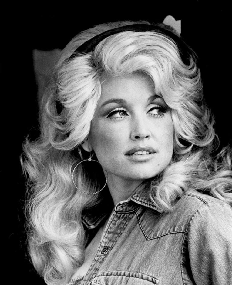 DOLLY PARTON: THE ART OF BECOMING UNFORGETTABLE | ArtTour International Dolly Parton in her early recording years