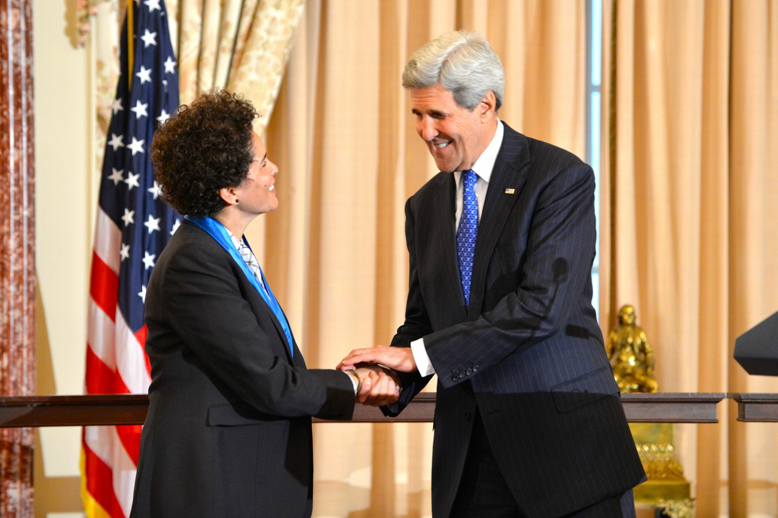 Field: featured image Julie Mehretu receiving the Medal of Arts from John Kerry, January 21, 2015.